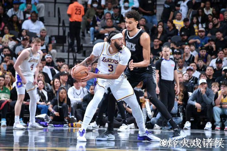 詹姆斯四连三双浓眉轰40+12 湖人险胜马刺豪取4连胜